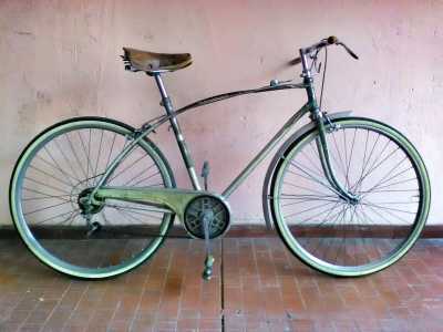 Poi ecco la verde �Montebello� del 1946, che rappresenta un esempio dello stile americano che si rifaceva alle biciclette cosiddette �cruiser�